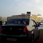 Невнимательный автомобилист едва не устроил аварию на Колхозке (видео)