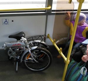 Кондуктор выгнала ребенка с велосипедом из автобуса