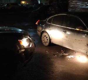 В областном центре Mitsubishi намеренно таранил припаркованный Volkswagen