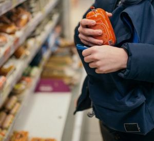 Молодой парень ограбил супермаркет в центре Смоленска