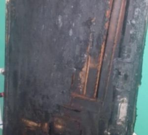 В Смоленске загорелась входная дверь квартиры