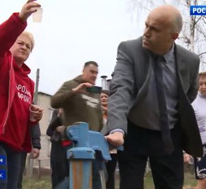 Видео: Под Смоленском в деревне построили новый водопровод со зловонной грязной жижей