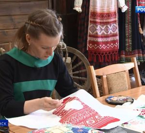 Видео: В Смоленской области рукодельницы вышивают карту региона