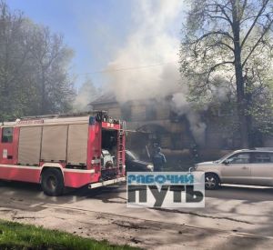 Видео: В Смоленске воспламенился расселенный барак