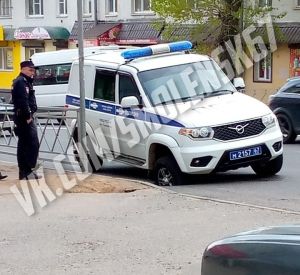 В Смоленске машина полиции провалилась в яму