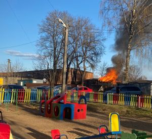В Печерске возле детской площадки произошел пожар