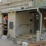 В Смоленске управляющие компании ремонтируют подъезды домов