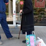В Смоленской области охранник супермаркета довёл до слёз пенсионерку