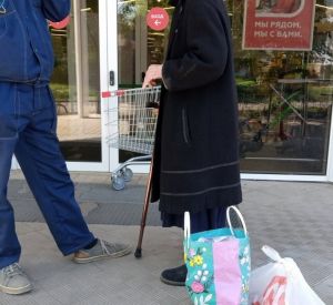 В Смоленской области охранник супермаркета довёл до слёз пенсионерку
