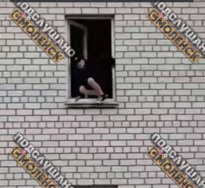 В Смоленске из окна многоэтажки прыгнул подросток