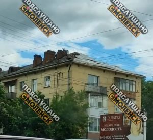 В Ленинском районе сильный ветер сорвал часть крыши