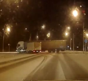 Момент ДТП столкновения грузовика и фуры попал на видео