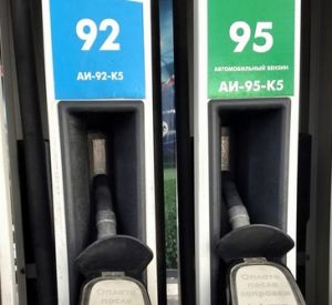 На смоленских автозаправках вновь изменились цены на топливо