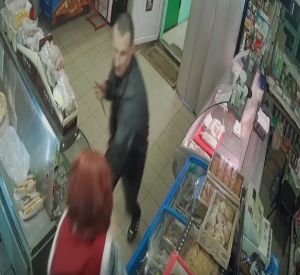 В Смоленской области нападение с ножом на продавца попало на видео