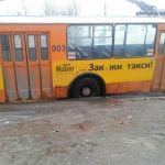 Суровые ямы Смоленска остановили троллейбус