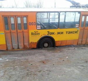 Суровые ямы Смоленска остановили троллейбус