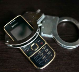 Собутыльник похитил у местного жителя мобильный телефон