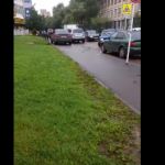 Торопливый водитель объехал пробку по тротуару (видео)