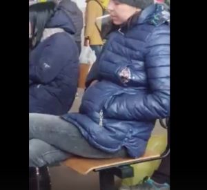 Видео: Смолянка решила закурить в здании автовокзала