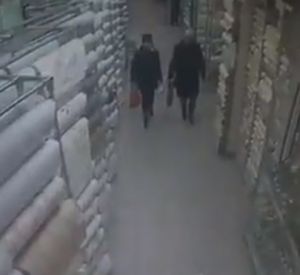Две смолянки украли декор из торгового центра (видео)