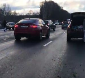 На трассе М1 произошло массовое столкновение автомобилей (видео)