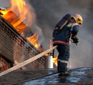 В Смоленске в промзоне произошел крупный пожар