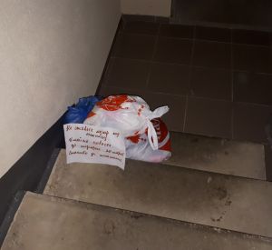 Нечистоплотные жители оставляют мусор на лестничной клетке
