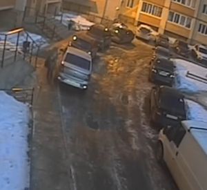 Видео: Наглая особа поцарапала чужой автомобиль