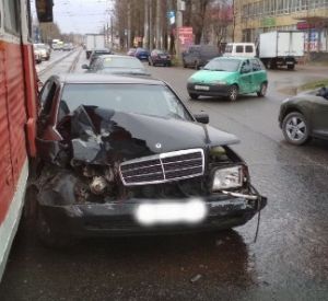 В Смоленске произошла авария с участием легковушки, микроавтобуса и трамвая