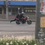 Видео: Мотоциклист с ветерком прокатил сотрудника ГИБДД
