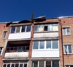 В Заднепровском районе с крыши дома сорвало часть кровли