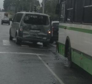 В Смоленске автобус протаранил минивэн