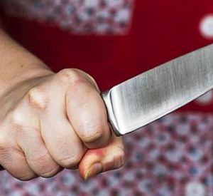 Агрессивная смолянка пырнула ножом в живот супруга