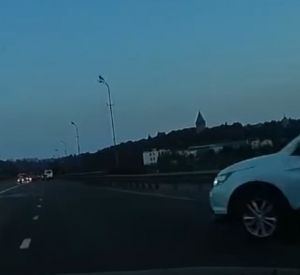 Опасный маневр автомобилиста едва не спровоцировал аварию (видео)
