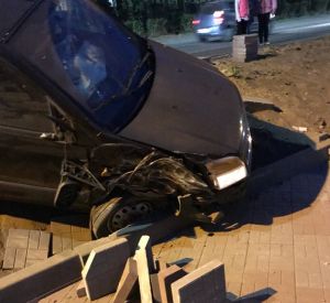 В Смоленской области иномарка вылетела на набережную, едва не сбив двух пешеходов