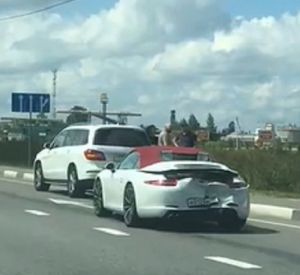 На видео попала авария с кабриолетом «Porsche» в Сафоновском районе
