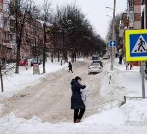 Жители Сафонова жалуются на неубранные улицы