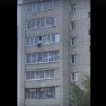Видео: На Королёвке женщина пыталась выброситься с балкона