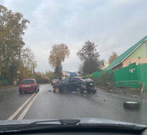 Видео: В Заднепровском районе иномарка протаранила забор