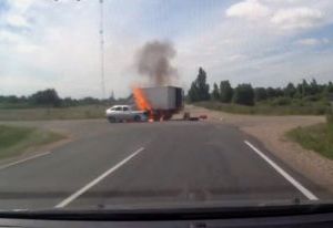 Смоленский энергетик, рискуя жизнью, вытащил водителя из горящего авто