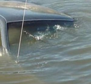 18-летний автолюбитель съехал в реку и утонул вместе с машиной