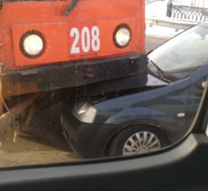 Иномарка капотом «зарылась» под трамвай (фото)