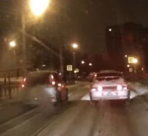 ВИДЕО: В Смоленске водитель ехал по «встречке» на «красный» и едва не сбил пешехода