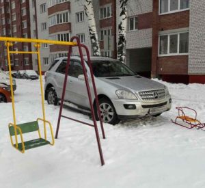 Мужчина получил штраф за фото «Мерседеса», припаркованного на детской площадке