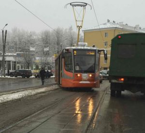 В Смоленске на проспекте Гагарина с рельсов сошел трамвай