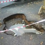 В Смоленске автомобиль «ушел» под землю