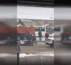 Дорожные рабочие на Кашена укладывают асфальт в снег