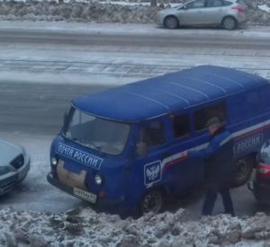 Автомобиль «Почты России» рассекает по встречной полосе (видео)