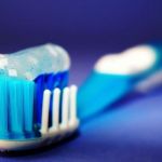 Эксперты озвучили, какой пастой не стоит чистить зубы