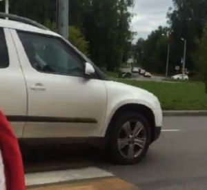 Водитель едва не сбил мать с коляской на «зебре» (видео)